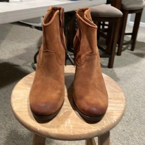 Vince Camuto Hammerton Boots Low Toast color Aged Suede Size 8 1/2 W Never worn.